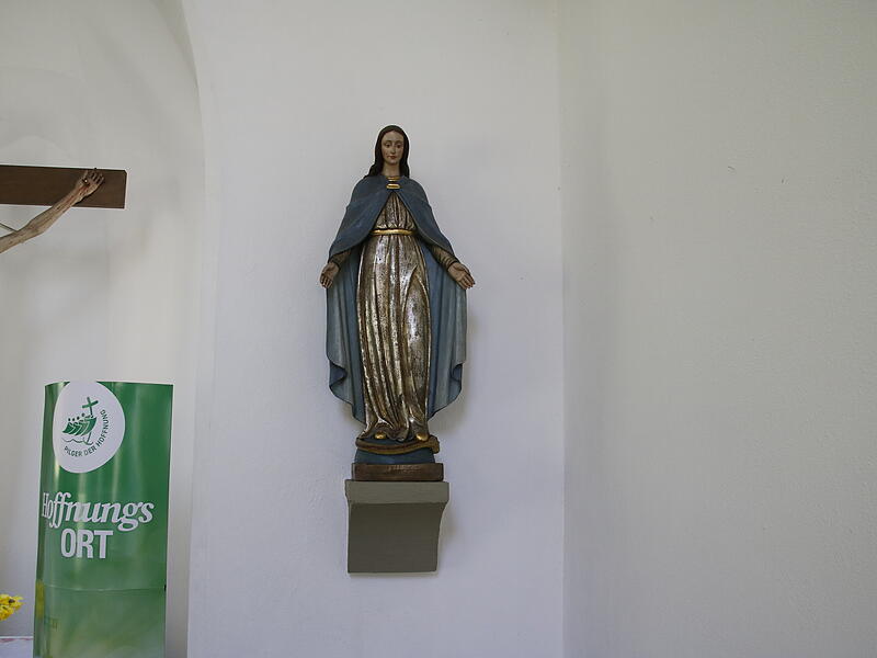 In der Kapelle Terzenbrunn hängt eine Maria Statue. In der Kapelle Terzenbrunn hängt eine Maria Statue.