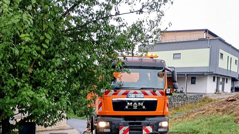 Viele B&auml;ume und Str&auml;ucher im Stadtgebiet haben &Uuml;berhang.Aufbau des Kronacher Freischie&szlig;ens 2025.