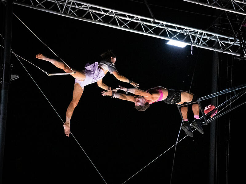 Bei der Hauptshow des ZirkArt Festivals 2025 in Forchheim hielt eine spektakuläre Flugtrapezperformance das Publikum in Atem.