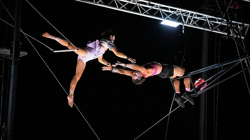 ZirkArt Festival Forchheim 2025ZirkArt Festival Forchheim 2025 Bei der Hauptshow des ZirkArt Festivals 2025 in Forchheim hielt eine spektakuläre Flugtrapezperformance das Publikum in Atem.