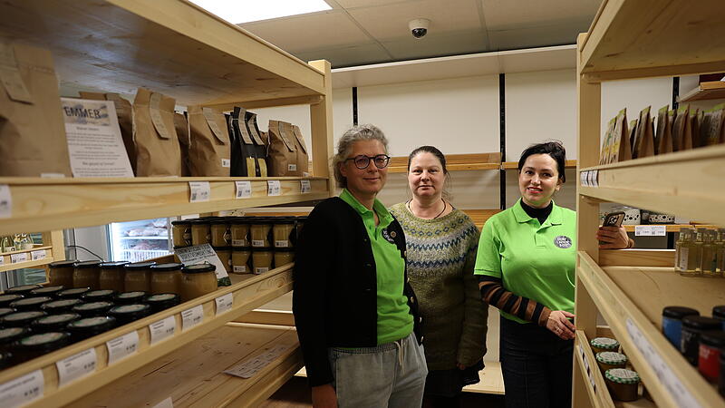 Gabriele Schuller, Wibke Goldbecker und Hanna Yeskova räumen die Regale in der Dorfladenbox ein. Am Samstag ist die Eröffnung.