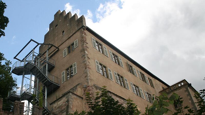Die Förderung des Denkmalschutzes gehört zu den herausragenden Aufgaben der Unterfränkischen Kulturstiftung. Ein Juwel in der unterfränkischen Museumslandschaft ist Schloss Aschach im Landkreis Bad Kissingen, bei dem die Erneuerung des Dachs vorau... Die Förderung des Denkmalschutzes gehört zu den herausragenden Aufgaben der Unterfränkischen Kulturstiftung. Ein Juwel in der unterfränkischen Museumslandschaft ist Schloss Aschach im Landkreis Bad Kissingen, bei dem die Erneuerung des Dachs vorau...