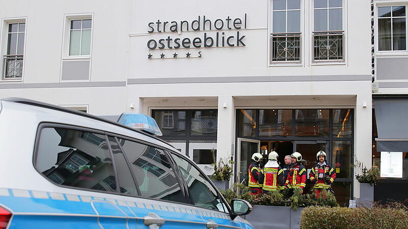 Einsatzkr&auml;fte der Feuerwehr, Rettung und Polizei befinden sich seit heute Vormittag (27.02.2024, 10:35 Uhr) in der Kulmstra&szlig;e in Heringsdorf im Einsatz. Nach ersten Erkenntnissen der Polizei sollen mehrere G&auml;ste eines Hotels verletzt sein. Diese wurden vor Ort behandelt und zum Teil in umliegende Krankenh&auml;user gebracht. Das Geb&auml;ude wurden inzwischen evakuiert. Die restlichen Hotelg&auml;ste kommen derzeit in einem anderen Hotel unter. Zur genauen Ursache liegen derzeit noch keine Erkenntnisse vor. Die Kriminalpolizei hat die weiteren Ermittlungen &uuml;bernommen und ist zur Spurensicherung im Einsatz. Es wird unaufgefordert nachberichtet.