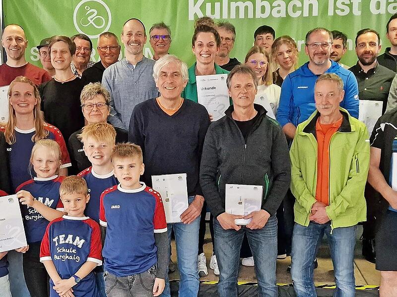 Gesamtbild mit allen pr&auml;mierten Siegern (erste bis dritte Pl&auml;tze) des Stadtradelns 2025 im Kreis Kulmbach.