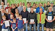Gesamtbild mit allen pr&auml;mierten Siegern (erste bis dritte Pl&auml;tze) des Stadtradelns 2025 im Kreis Kulmbach.