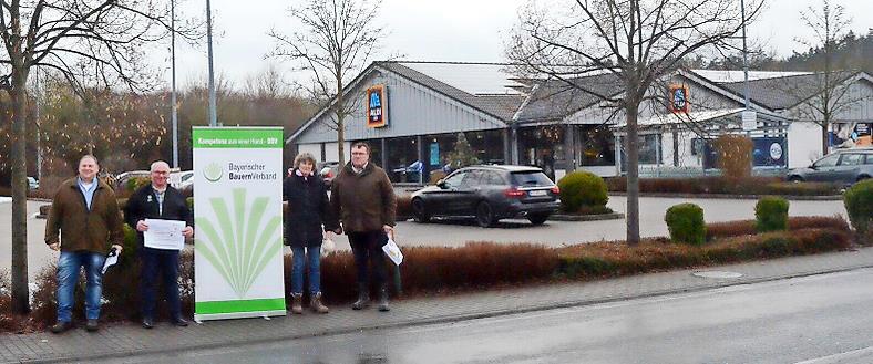 Sie fordern für mehr Tierwohl auch angemessene Preise und protestierten vor der Aldi-Filiale in Stockheim, von links Harald Köppel (BBV-Geschäftsführer Bayreuth-Kulmbach-Kronach), Erwin Schwarz (BBV-Kreisobmann Kronach), Rosa Zehnter (Kreisbäuerin), Gerd Zehnter (VlF).