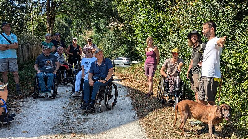 Von rechts nach links: Hannes Loos (B&uuml;rgermeister Hartenstein), Johannes Stemper (Ranger des Naturpark Fr&auml;nkische Schweiz),  Dominik Herrmann (Projektleitung "Naturgenuss mit Handicap" vom Naturpark), Christin Herrmann (Mitarbeiterin "Naturgenuss mit Handicap") Hannes Loos gibt uns Einblicke in die Geschichte von Rupprechtstegen.