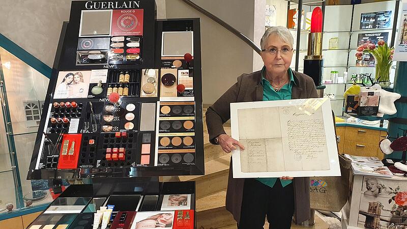 Alexandra Hofmann mit der Gr&uuml;ndungsurkunde