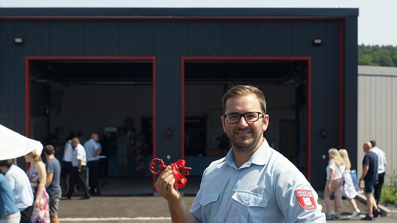 Kommandant Christian K&ouml;tzner &ndash; hier mit symbolischem Schl&uuml;ssel in der Hand &ndash; ist stolz auf das neue Ger&auml;tehaus seiner Volkerser Feuerwehr. Der Weg dorthin war schwierig.
