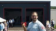 Kommandant Christian Kötzner – hier mit symbolischem Schlüssel in der Hand – ist stolz auf das neue Gerätehaus seiner Volkerser Feuerwehr. Der Weg dorthin war schwierig. Kommandant Christian Kötzner – hier mit symbolischem Schlüssel in der Hand – ist stolz auf das neue Gerätehaus seiner Volkerser Feuerwehr. Der Weg dorthin war schwierig.