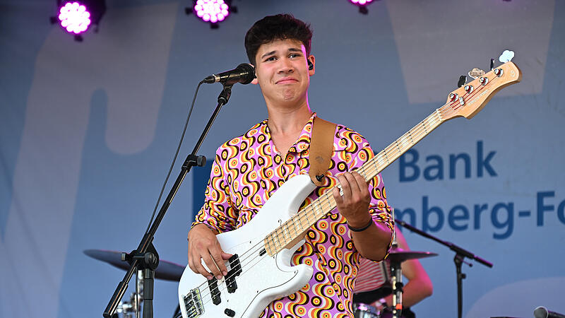 Bei &Uuml;berall Musik in Forchheim ging es bunt und lebendig zu. Auf vier B&uuml;hnen waren acht Bands zu h&ouml;ren.