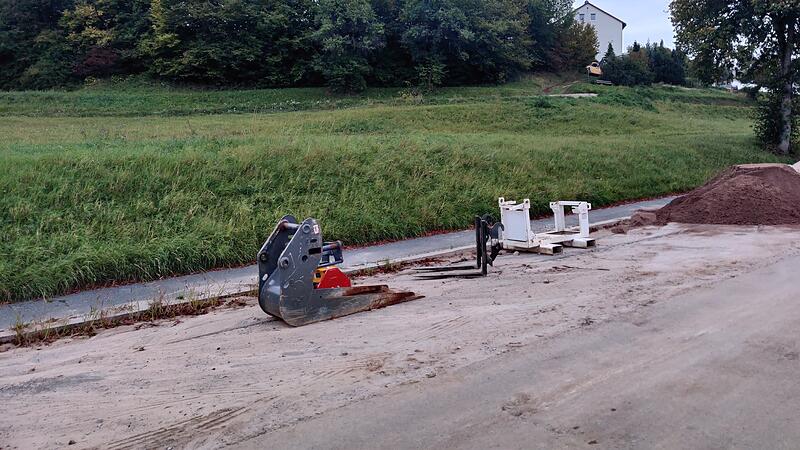 Auf dieser Hangwiese oberhalb der gerade im Neubau befindlichen Behringersmühler Straße und unterhalb des ehemaligen Hallenbads könnten in Gößweinstein drei Bauparzellen zur Wohnbebauung auf Gemeindegrund entstehen.