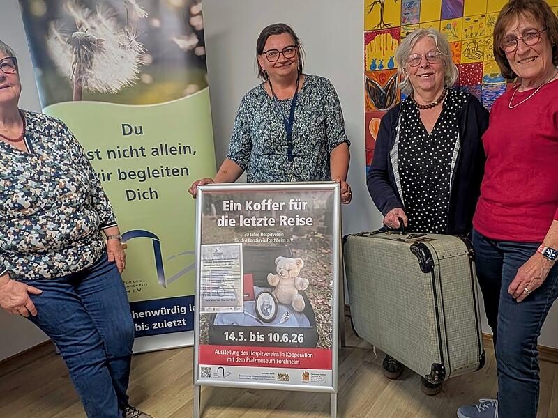 Von links: Ulrike Jochemczyk, Gabriele Greif, Maria Gr&ouml;ger und Elly Barth vom Hospizverein Forchheim laden zur Ausstellung &bdquo;Ein Koffer f&uuml;r die letzte Reise&ldquo; ein.