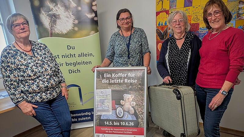 Von links: Ulrike Jochemczyk, Gabriele Greif, Maria Gr&ouml;ger und Elly Barth vom Hospizverein Forchheim laden zur Ausstellung &bdquo;Ein Koffer f&uuml;r die letzte Reise&ldquo; ein.