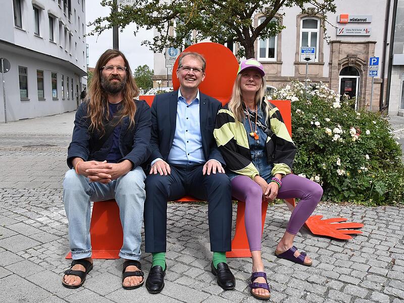 Oberbürgermeister Ralf Hartnack (Mitte) testet mit den Künstlern Sandra Groh und Jürgen Stahl deren „Aufstehbank“ am Holzmarkt. Oberbürgermeister Ralf Hartnack (Mitte) testet mit den Künstlern Sandra Groh und Jürgen Stahl deren „Aufstehbank“ am Holzmarkt.