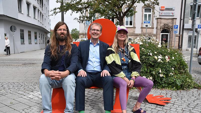 Oberbürgermeister Ralf Hartnack (Mitte) testet mit den Künstlern Sandra Groh und Jürgen Stahl deren „Aufstehbank“ am Holzmarkt. Oberbürgermeister Ralf Hartnack (Mitte) testet mit den Künstlern Sandra Groh und Jürgen Stahl deren „Aufstehbank“ am Holzmarkt.