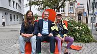 Oberbürgermeister Ralf Hartnack (Mitte) testet mit den Künstlern Sandra Groh und Jürgen Stahl deren „Aufstehbank“ am Holzmarkt. Oberbürgermeister Ralf Hartnack (Mitte) testet mit den Künstlern Sandra Groh und Jürgen Stahl deren „Aufstehbank“ am Holzmarkt.