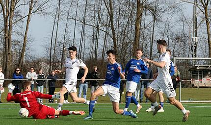 Jahn-Neuzugang Nico Pl&auml;tzer (M., hier noch im Trikot des TSV Burgebrach) trug zwei Tore zum Forchheimer Testspielerfolg gegen den ATSV Erlangen bei.Forchheim & Fr&auml;nkische Schweiz