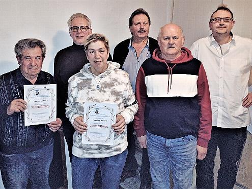 Dieter Schulz und Sabine Rödel (von links) wurden mit der goldenen Landesverbandsnadel ausgezeichnet. Rechts daneben der neue Kassier Werner Rödel. Dahinter der neue Ringwart Michael Schott, Vorsitzender Günther Bauer und Zweiter Vorsitzender Patr... Dieter Schulz und Sabine Rödel (von links) wurden mit der goldenen Landesverbandsnadel ausgezeichnet. Rechts daneben der neue Kassier Werner Rödel. Dahinter der neue Ringwart Michael Schott, Vorsitzender Günther Bauer und Zweiter Vorsitzender Patr...
