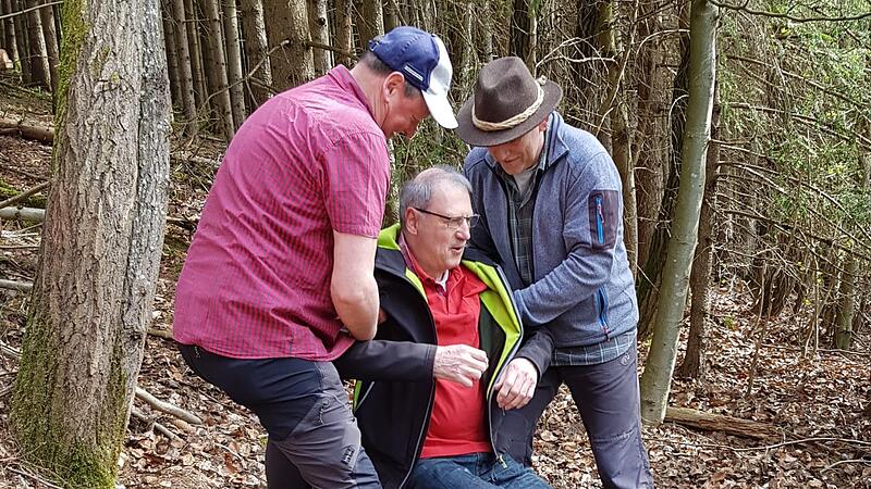 Der stellvertretende Obmann der Feldgeschworenen, Paul Gundelach, der das Amt neu inne hat, musste an einem markanten Punkt ein altes Feldgeschworenen-Ritual mitmachen: Er wurde &bdquo;gestaucht&ldquo;.