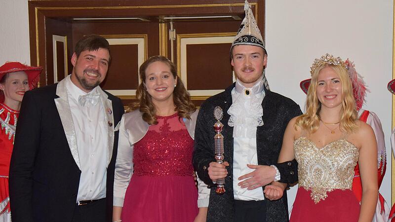 Das bisherige und das neue Prinzenpaar: Lorenz und Lena Brust (links), Prinz Moritz I. (Moritz H&uuml;fner), Prinzessin Jenny I. (Jenny Niebling)