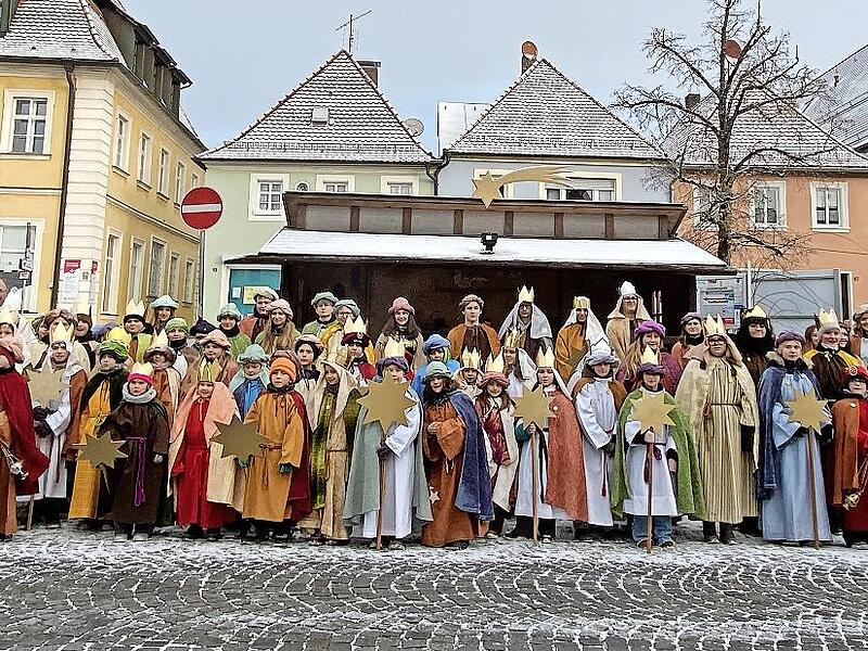 Die Schl&uuml;sselfelder Sternsinger bei ihrer Aussendung.