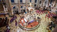 In der Basilika Vierzehnheiligen muss die Heizung nicht gedrosselt werden, weil es keine gibt. Wer dort einen Gottesdienst besucht weiß, dass man wärmende Kleidung tragen sollte – und vielleicht auch Decken mitbringen sollte, wie das die Besucher von Kirchenkonzerten in Herbst und Winter schon immer praktizieren. Hier sind  Bischöfe bei einem Gottesdienst zur Deutschen Bischofskonferenz zu sehen.