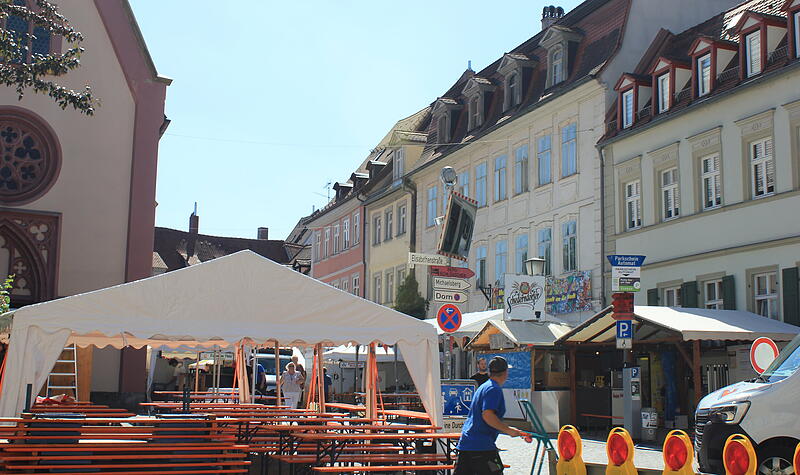 Die Aufbauarbeiten f&uuml;r die Bamberger Sandkerwa 2023 laufen auf Hochtouren.
