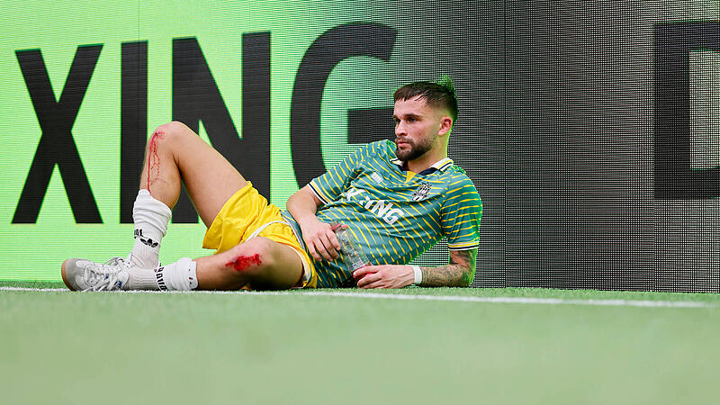 Wer bei der Baller League gut aussehen möchte, muss auch leiden: Tim Sulmer leicht verletzt vor der Bande während des 6. Spieltags Ende Februar.