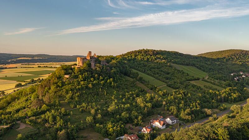Die Burgruine Trimburg im Abendlicht Die Burgruine Trimburg im Abendlicht