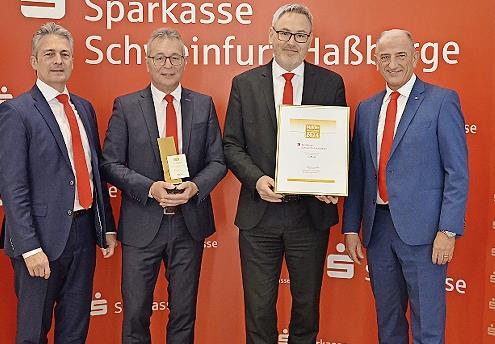 Bei der Auszeichnung (von links): Vorstandsvorsitzender Peter Schleich, Michael Zösch, Andreas Krines und Vorstandsmitglied Roberto Nernosi. Bei der Auszeichnung (von links): Vorstandsvorsitzender Peter Schleich, Michael Zösch, Andreas Krines und Vorstandsmitglied Roberto Nernosi.