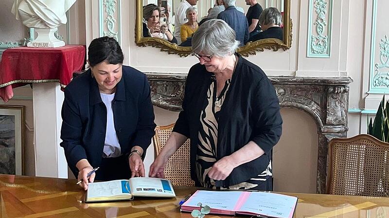 Kronachs B&uuml;rgermeisterin Angela Hofmann und Hennebonts B&uuml;rgermeisterin Mich&egrave;le Doll&eacute;.