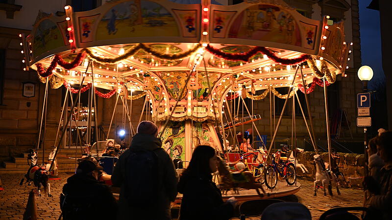 Kinderkarussell auf dem Forchheimer WeihnachtsmarktForchheim & Fränkische Schweiz Plötzlich soll sich heuer auf dem Forchheimer Weihnachtsmarkt doch ein Karussell drehen.
