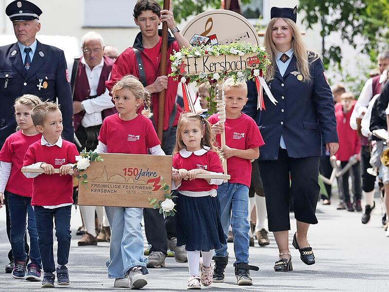 Die Freiwillige Feuerwehr Kersbach feierte ihr 150-jähriges Jubiläum. Beim farbenfrohen und imposanten Festumzug waren fast 30 Vereine mit über 700 Teilnehmern dabei. Die Freiwillige Feuerwehr Kersbach feierte ihr 150-jähriges Jubiläum. Beim farbenfrohen und imposanten Festumzug waren fast 30 Vereine mit über 700 Teilnehmern dabei.