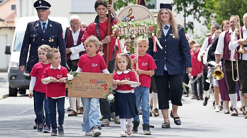 Die Freiwillige Feuerwehr Kersbach feierte ihr 150-jähriges Jubiläum. Beim farbenfrohen und imposanten Festumzug waren fast 30 Vereine mit über 700 Teilnehmern dabei. Die Freiwillige Feuerwehr Kersbach feierte ihr 150-jähriges Jubiläum. Beim farbenfrohen und imposanten Festumzug waren fast 30 Vereine mit über 700 Teilnehmern dabei.