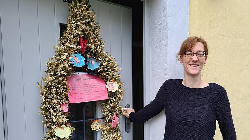 Die  T&uuml;r des Pfarrhauses ist f&uuml;r  Linda Kost der Eingang zu einem neuen Lebensabschnitt.Forchheim & Fr&auml;nkische Schweiz