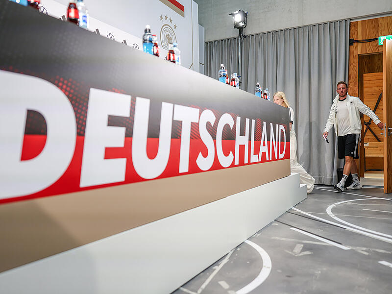 Mit leichter Versp&auml;tung kam Julian Nagelsmann zur Pressekonferenz.