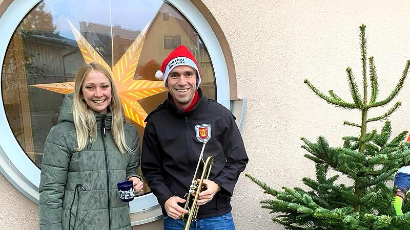 Freuen sich auf die Hofweihnacht: Martina Rauh und Matthias Dees. Freuen sich auf die Hofweihnacht: Martina Rauh und Matthias Dees.