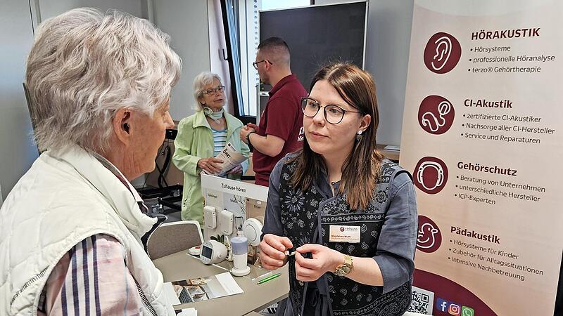 H&ouml;rakustikerin Magdalena Muth im Gespr&auml;ch mit einer Besucherin am Publikumstag des Pflegest&uuml;tzpunktes.