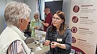 H&ouml;rakustikerin Magdalena Muth im Gespr&auml;ch mit einer Besucherin am Publikumstag des Pflegest&uuml;tzpunktes.