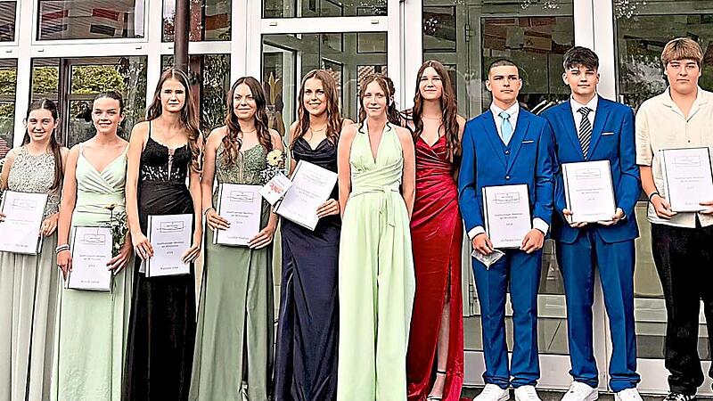 Abschlussfeier: Schulbeste und besondere Verdienste in F&auml;chern oder Engagement mit B&uuml;rgermeister Matthias H&uuml;ttl und Schulleiter Frank Paul von SchoenAlice von Schoen