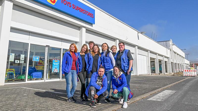 Theresa Einbecker (vorne rechts) und der Rest der „Smyths Toys“-Belegschaft müssen sich einen neuen Job suchen.