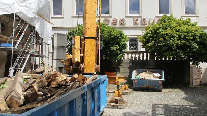 Auf dem Schornstein des ehemaligen Brauereigeländes nisten Störche mit  zwei Jungtieren. Mit dem Baustellen-Trubel, so scheint es, haben sie sich arrangiert.