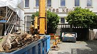 Auf dem Schornstein des ehemaligen Brauereigeländes nisten Störche mit  zwei Jungtieren. Mit dem Baustellen-Trubel, so scheint es, haben sie sich arrangiert.