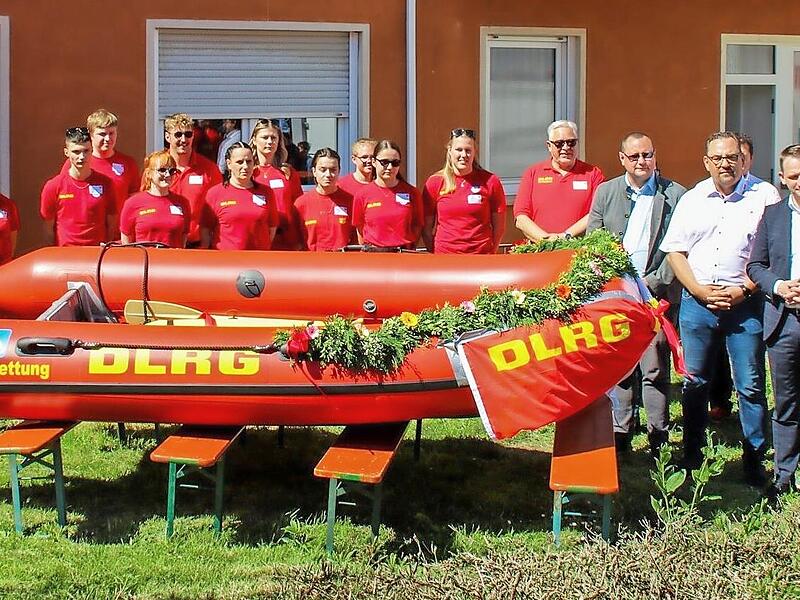 Einsatzkr&auml;fte und Ehreng&auml;ste warten auf die Segnung des Motorrettungsboots &bdquo;Adi&ldquo;.