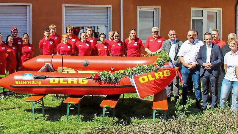 Einsatzkr&auml;fte und Ehreng&auml;ste warten auf die Segnung des Motorrettungsboots &bdquo;Adi&ldquo;.