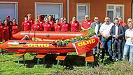 Einsatzkr&auml;fte und Ehreng&auml;ste warten auf die Segnung des Motorrettungsboots &bdquo;Adi&ldquo;.