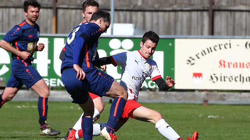 Marcel Schiller vom FC Kronach (wei&szlig;es Trikot) gr&auml;tscht ins Abspiel von Bastian Renk, dem Spielertrainer der SG Reitsch/Gundelsdorf.