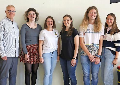 Der Schulleiter der Jakob-Kaiser-Realschule Hammelburg, Christian Buchner (von links), hieß die neuen Lehrerinnen und Lehrer Magdalena Gottfried, Annalena Metz, Maria Gernert, Marc Meier und Lisa Neubauer willkommen.