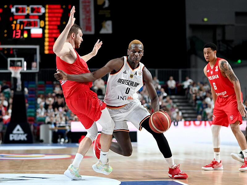 Isaac Bonga (am Ball) knickte im WM-Qualifikationsspiel  gegen Polen um und schied verletzt aus. Inszwischen wurde der NBA-Profis operiert.